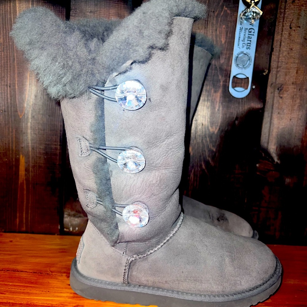 RARE ITEM** Bailey button bling swarovski uggs